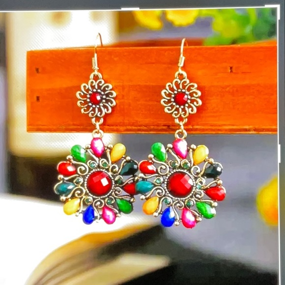 Jewelry - NWT women’s multicolored faceted rhinestone dangle earrings